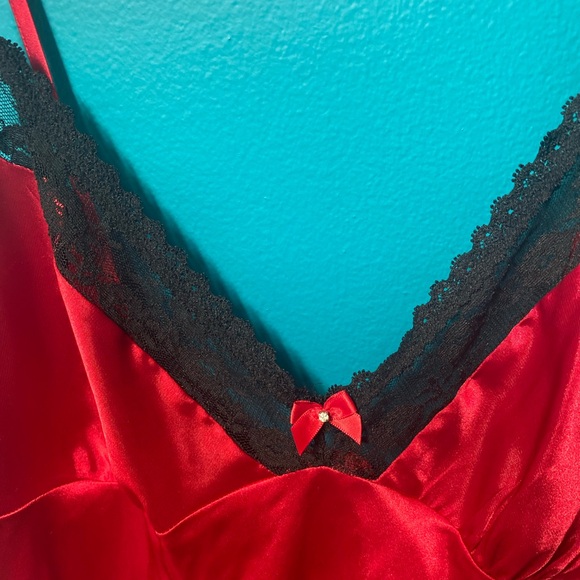 Pretty satin nighty - Picture 3 of 7